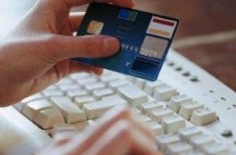 Brindisi, 12enne fa spese folli con la «carta» dello zio