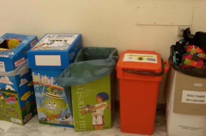 Bari, gli uffici comunali non fanno la differenziata
