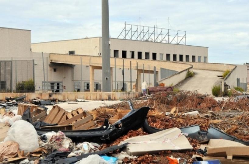 Nella trappola mortale del vecchio Carrefour &nbsp; degrado e&nbsp;pericolo a Bari