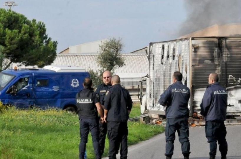 Bari, mitra e bombe molotovcontro blindato: statale in tilt