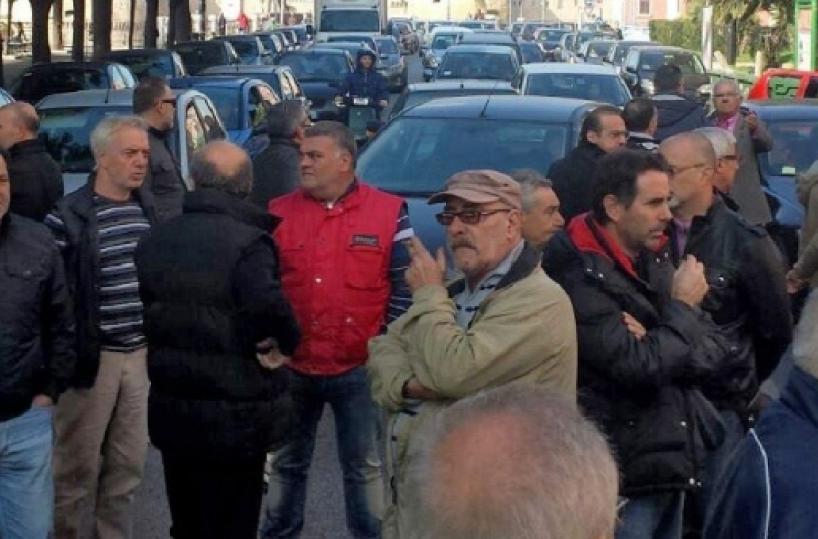 Vertenza Isolaverde, operai bloccano lungomare Taranto