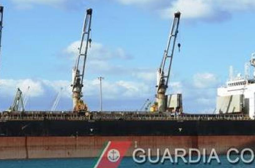 Nave da Singapore in condizioni di scarsa sicurezza e pulizia: fermata in porta Taranto