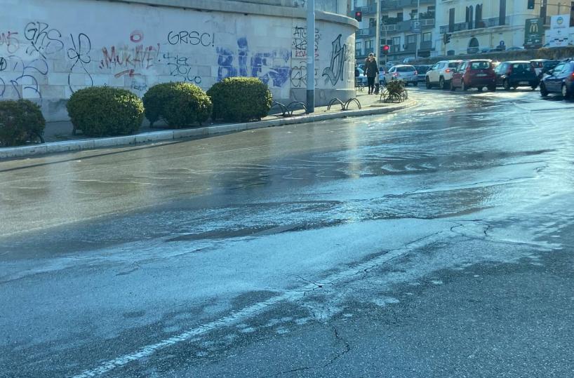 Bari, si rompe condotta acquedotto: strade allagate e disagi