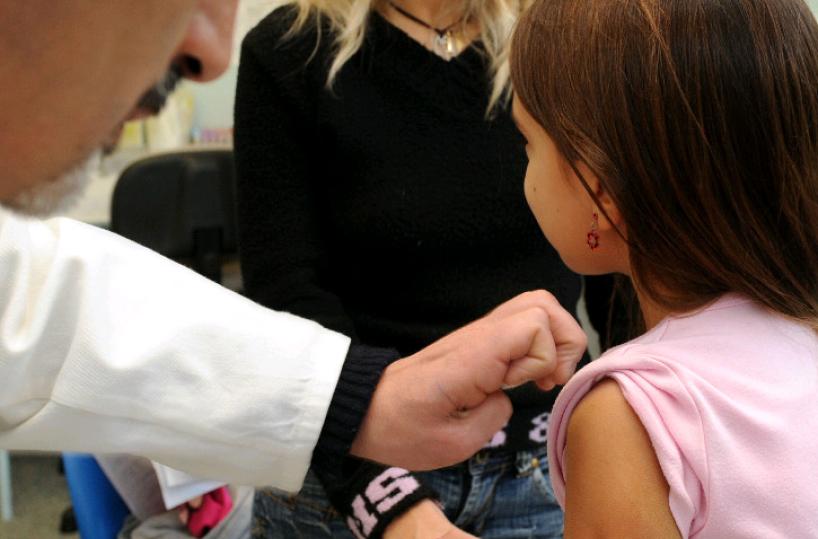 Lecce, il papà è no-vax, la mamma a favore: giudice autorizza vaccinazione di due bimbi