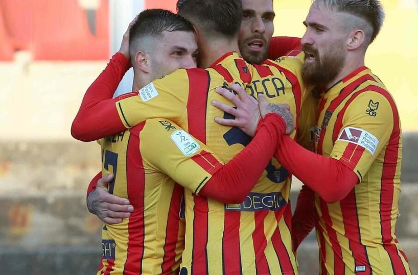 Il Lecce piega 3-0 il Crotone e si riprende la vetta del campionato