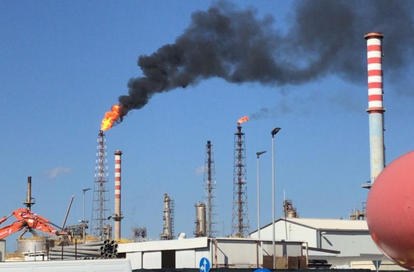 Fuoco e fumo dalla Raffineria di Taranto, la preoccupazione della cittadinanza