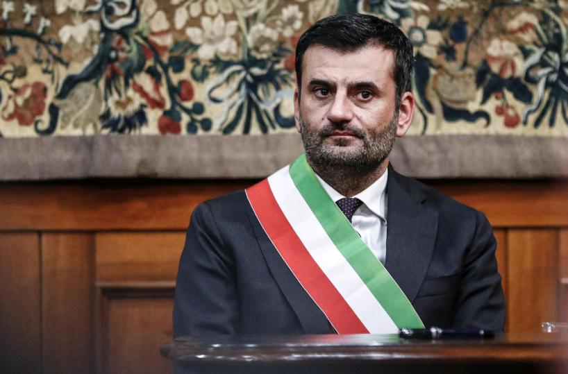 Uffici trasformati in case: il Comune di Bari dice stop. Decaro contro la Regione