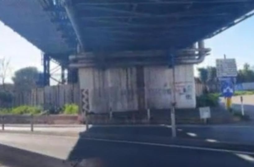 Ex Ilva: cadono calcinacci pericolosi sulla Statale 7 a Taranto, lettera all'Anas