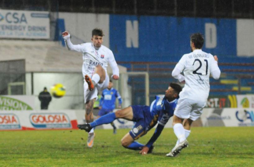 Calcio, tre gol dell'Andria mandano in crisi il Taranto 