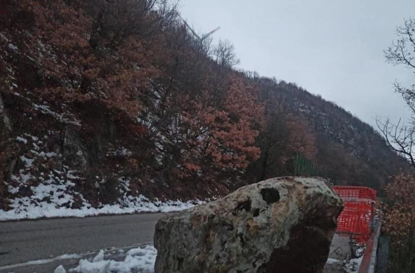 Cade un masso per strada nel Potentino: nessun danno