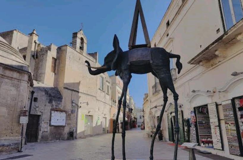 Dumbo adottato dal paesaggio comunale di Matera