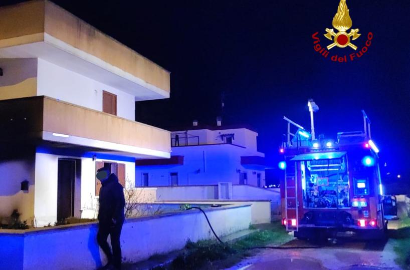 Ugento, cerca di scaldare il letto con un phon e dà fuoco a tutta la casa