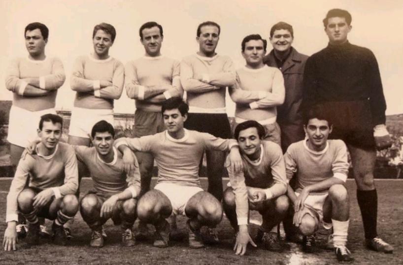 Foto storica, la squadra della facoltà di Giurisprudenza ai campionati universitari di calcio: da sinistra, in piedi Franco Cassano ed Enzo Augusto