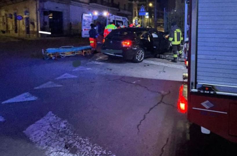 Sbatte con l'auto contro il muro a Lecce, i Vigili del Fuoco lo liberano