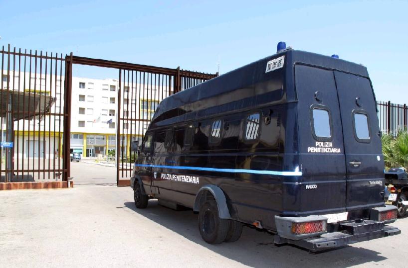 Lecce, bussa e inveisce in piena notte davanti la porta di un conoscente: arrestato 37enne