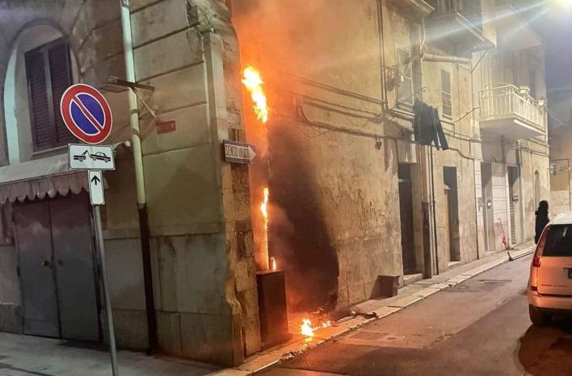 Barletta, a fuoco un materasso per strada: bruciata la cabina elettrica
