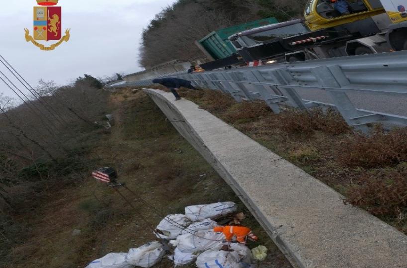 Rifiuti cimiteriali abbandonati in autostrada nel Potentino, tre denunce