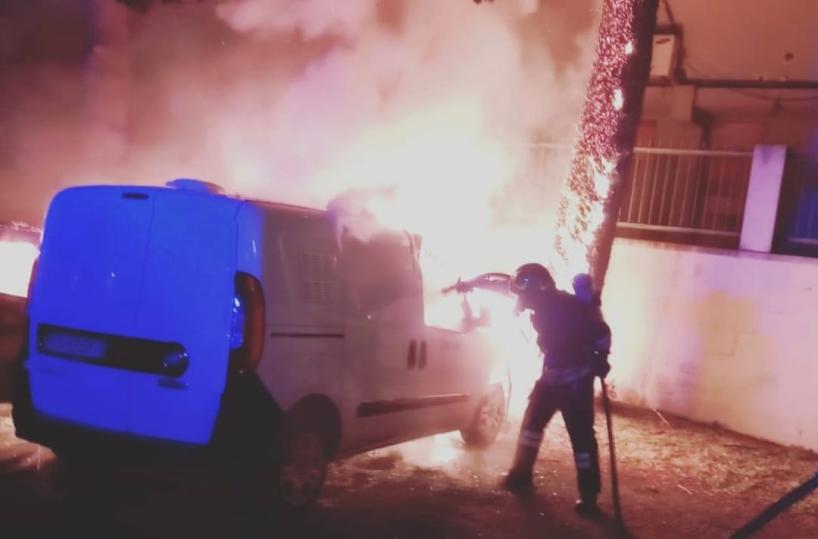 Mesagne, a fuoco due auto nel piazzale di una scuola: indagini