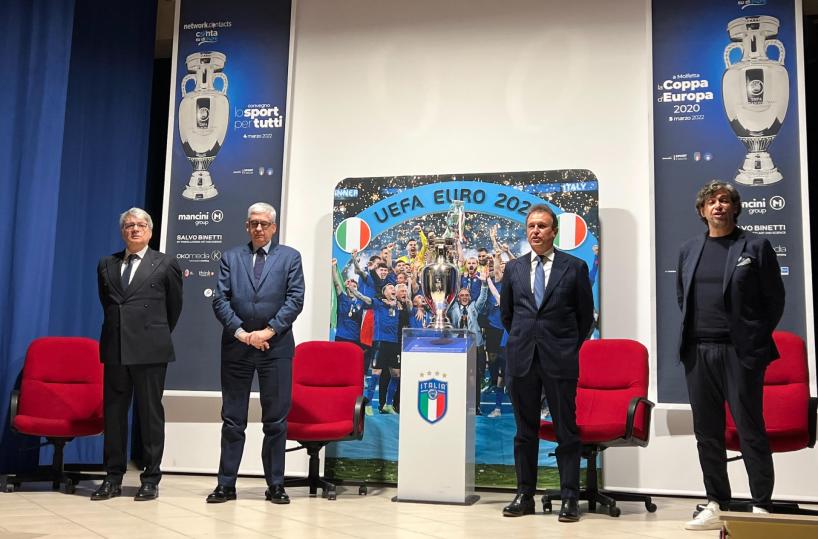 La Coppa Europa del trionfo azzurro è esposta a Molfetta
