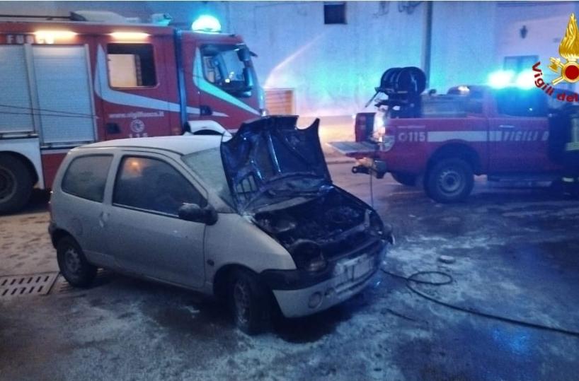 Latiano, auto prende fuoco mentre è in marcia: intervento dei vigili del fuoco