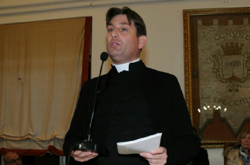 Lecce, bombe carta contro don Antonio Coluccia