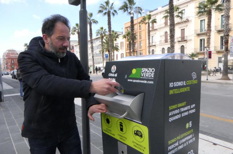 Bari, in via Sparano arriva il primo «cestino intelligente»
