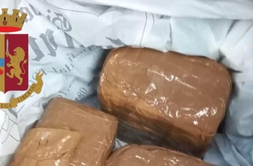 Braccato con un chilo e mezzo di hashish, arrestato 23enne a Taranto
