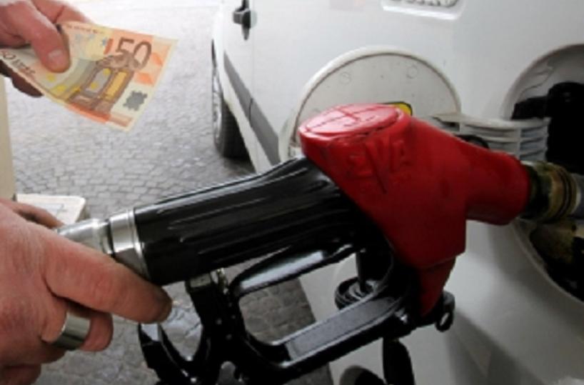 Benzina, prezzi alle stelle in Puglia e Basilicaia: «Ad aprile 3 euro al litro»