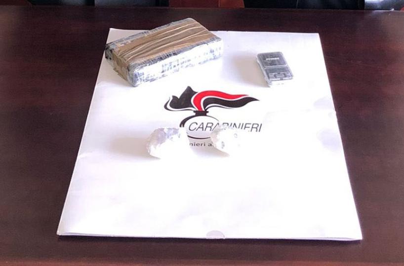 Taranto, nel cassetto un chilo di cocaina: arrestato