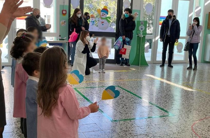 Ucraina, fratellini accolti in una scuola nel Brindisino con cuoricini colorati