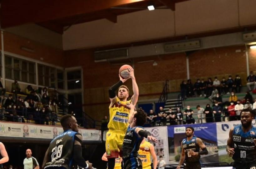 San Severo, sconfitta beffarda in casa del Latina: 79-78