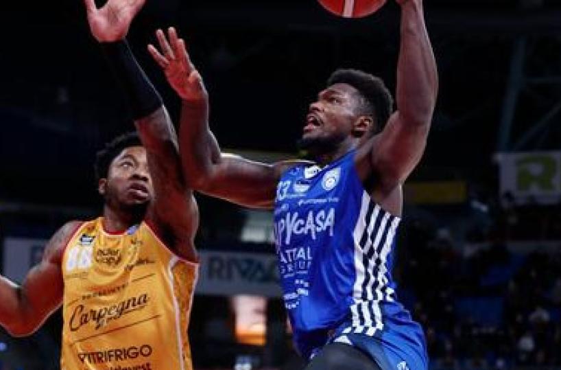 Basket, finale selvaggio alla Vitrifrigo Arena, il Brindisi perde contro il Pesaro 86-84
