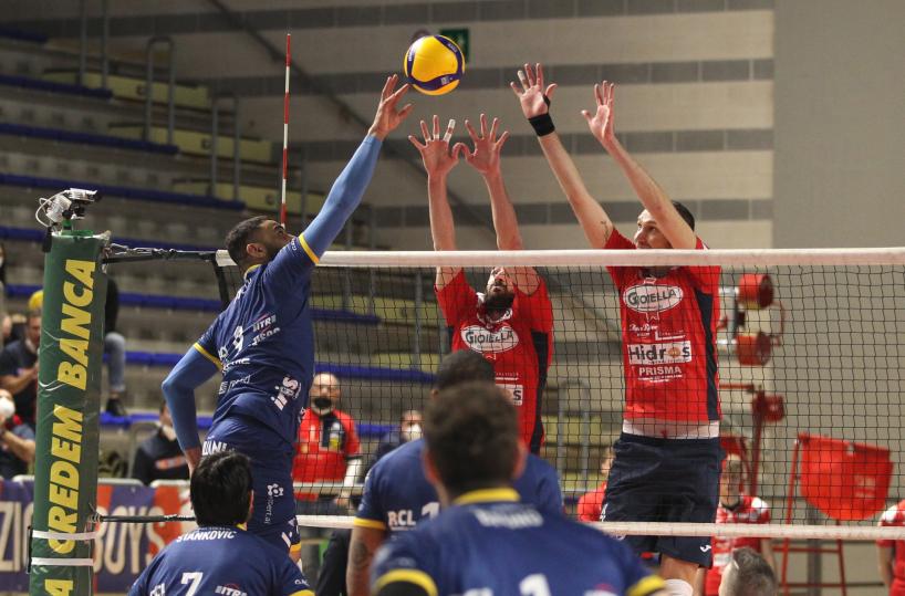L’ultima magia di Di Pinto: il Taranto 2.0 resta in A1