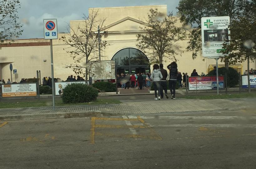 Surbo, rapina a mano armata in gioielleria al centro commerciale