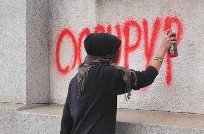 Imbrattano con la vernice i muri dei palazzi nel centro di Lecce,  denunciate due ragazze spagnole