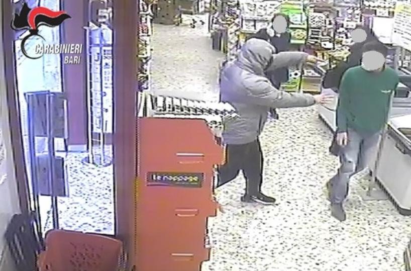Vede i carabinieri e 16enne tenta di ingoiare la cocaina Arrestato un diciottenne