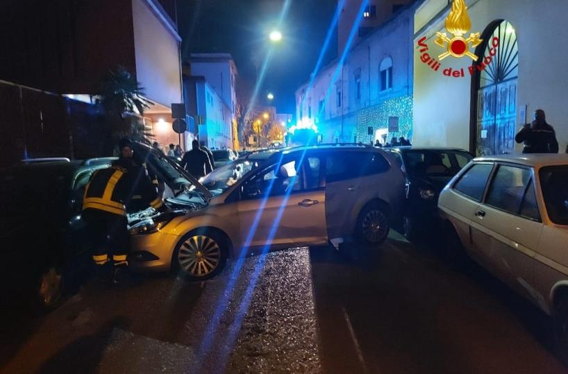 Brindisi, auto a tutta velocità vicino la stazione: carambola con 6 mezzi in sosta