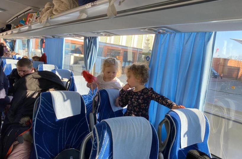 Dalla Polonia a Potenza in bus: 16 bambini ucraini accolti dalle famiglie della città 