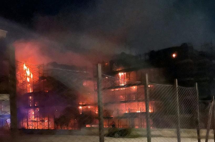 San Ferdinando, la palazzina a fuoco