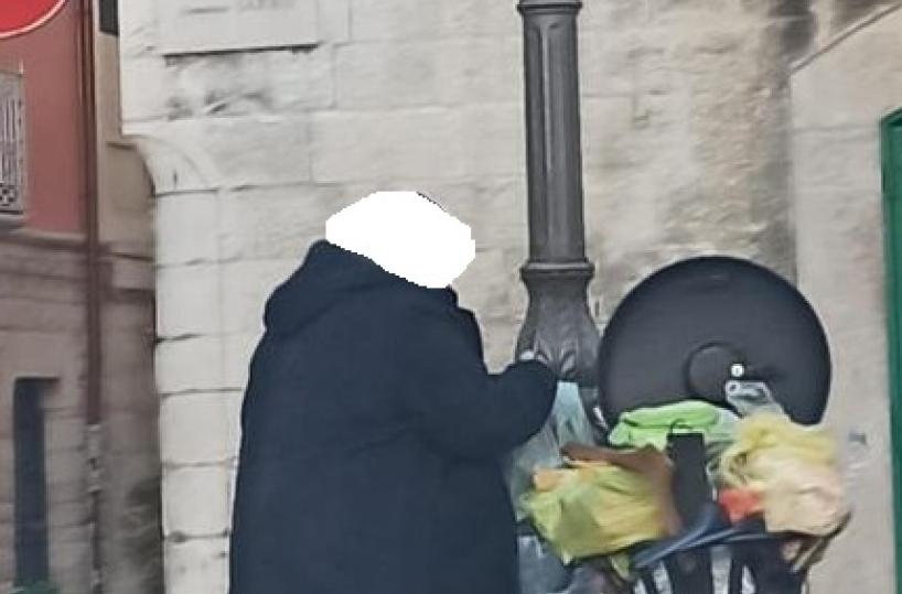 rifiuti abbandonati per strada trani