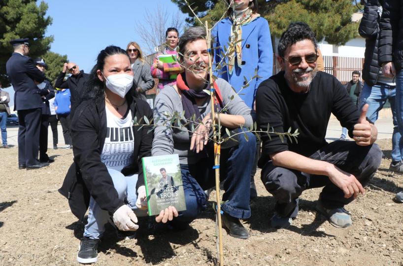 Alessandro Gassmann a Taranto per donare 200 alberi: «città simbolo per lotta a inquinamento»