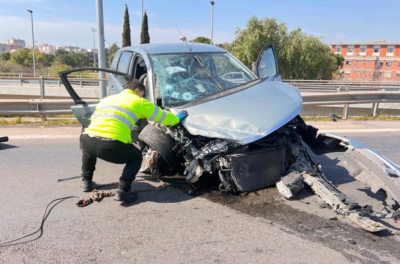 Taranto, si schianta con l’auto sul Ponte Punta Penna, poi aggredisce la moglie: arrestato