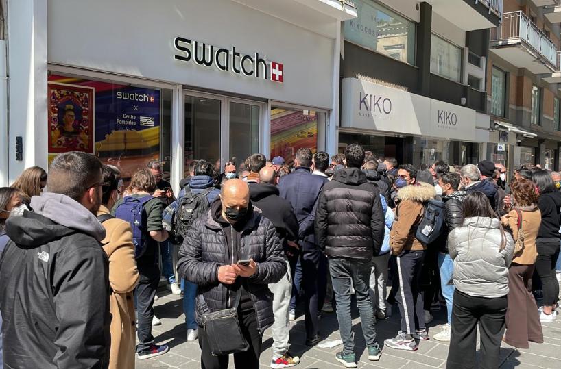 Anche a Bari sale la febbre dell'orologio Omega X Swatch: gente in fila da ore davanti al negozio in via Sparano