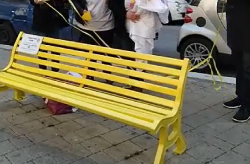 Bari, una panchina gialla per sensibilizzare alla lotta contro l'endometriosi