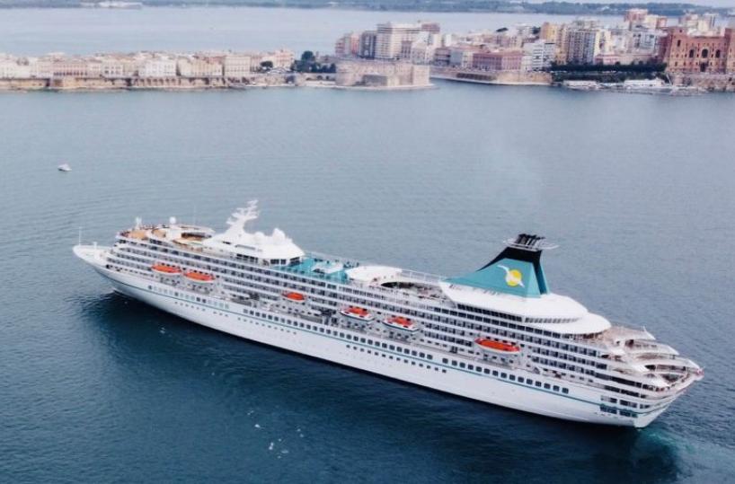 Taranto, ripresa stagione crocieristica con l'arrivo della Phoenix Reisen «Artania»