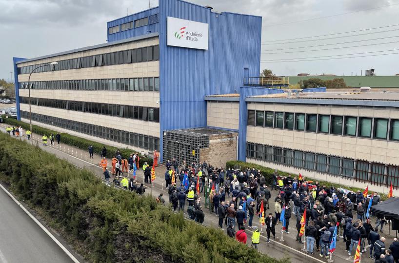 Taranto, Fiom: «Ex Ilva comunica turni su whatsapp, è stato d'agitazione»