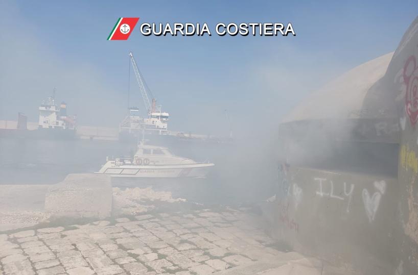 Monopoli, incendio al Porto: «Casa matta» in fiamme 