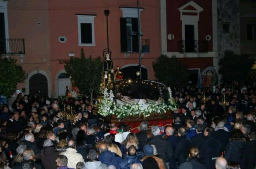 Processione dei Misteri, a Ceglie del Campo cercansi quattrocento portatori