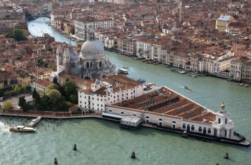 A Punta della Dogana i silenzi di Venezia 