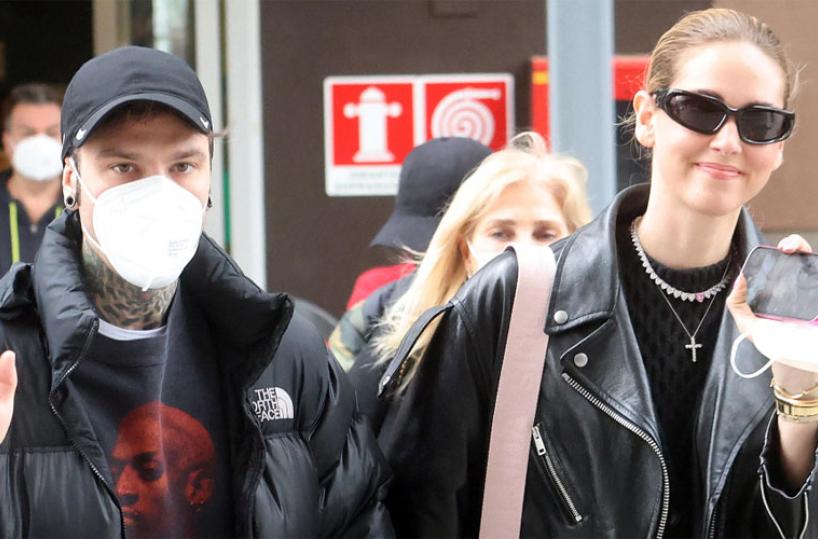 Fedez e Chiara Ferragni all'uscita dell'ospedale San Raffaele di Milano